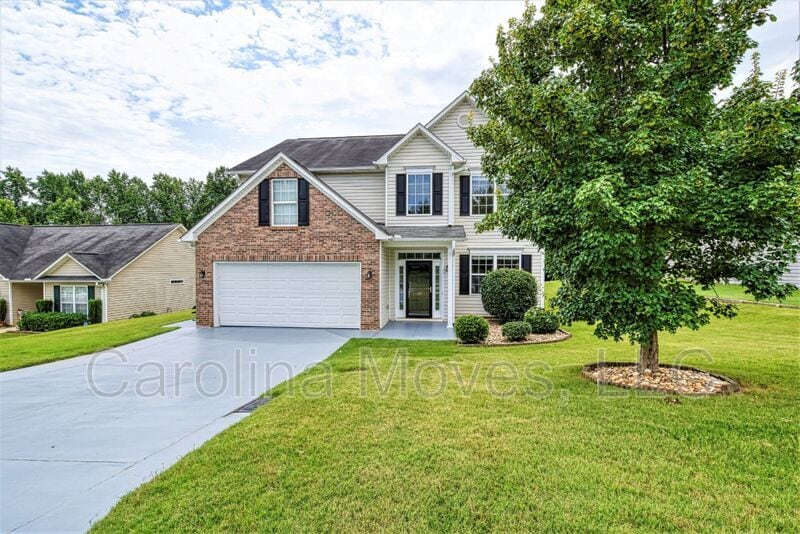 Primary Photo - 140 Rounded Wing Dr