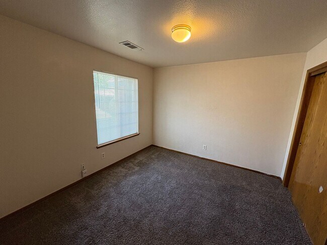 Building Photo - NW Visalia Home Available Now!
