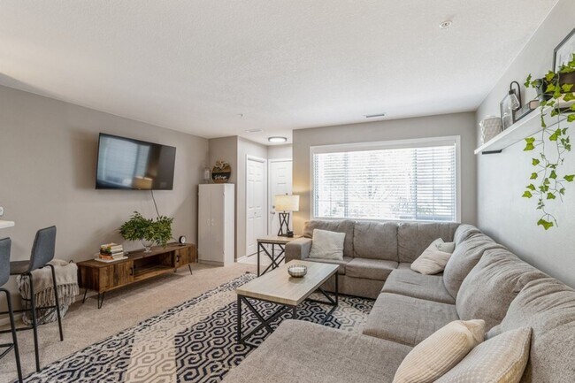 Foto del edificio - CHARMING HOME WITH EXCELLENT LOCATION!!  2 Bedroom, 1.5 Bathroom Townhome in West Des Moines!