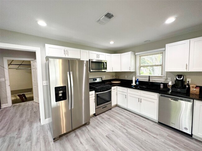 Building Photo - 8021 White Ave