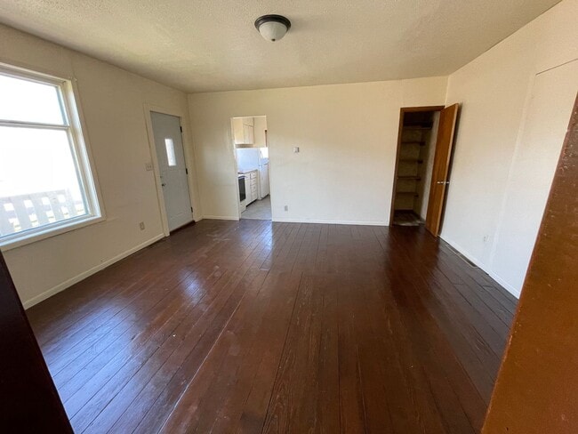 Building Photo - 122 W 9th Ave