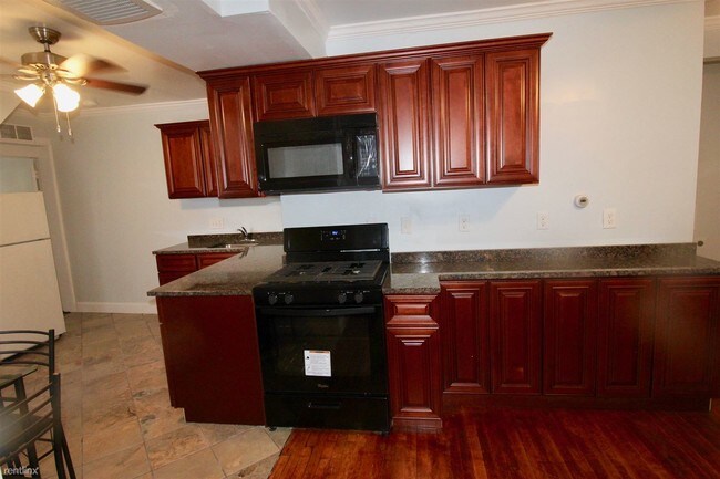 Building Photo - 3 br, 1 bath  - 339 S Division St Apt 5 #5