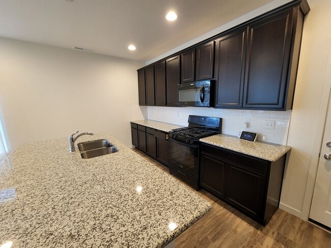Building Photo - Immaculate 3/3/2 Town Home in Banning Lewi...