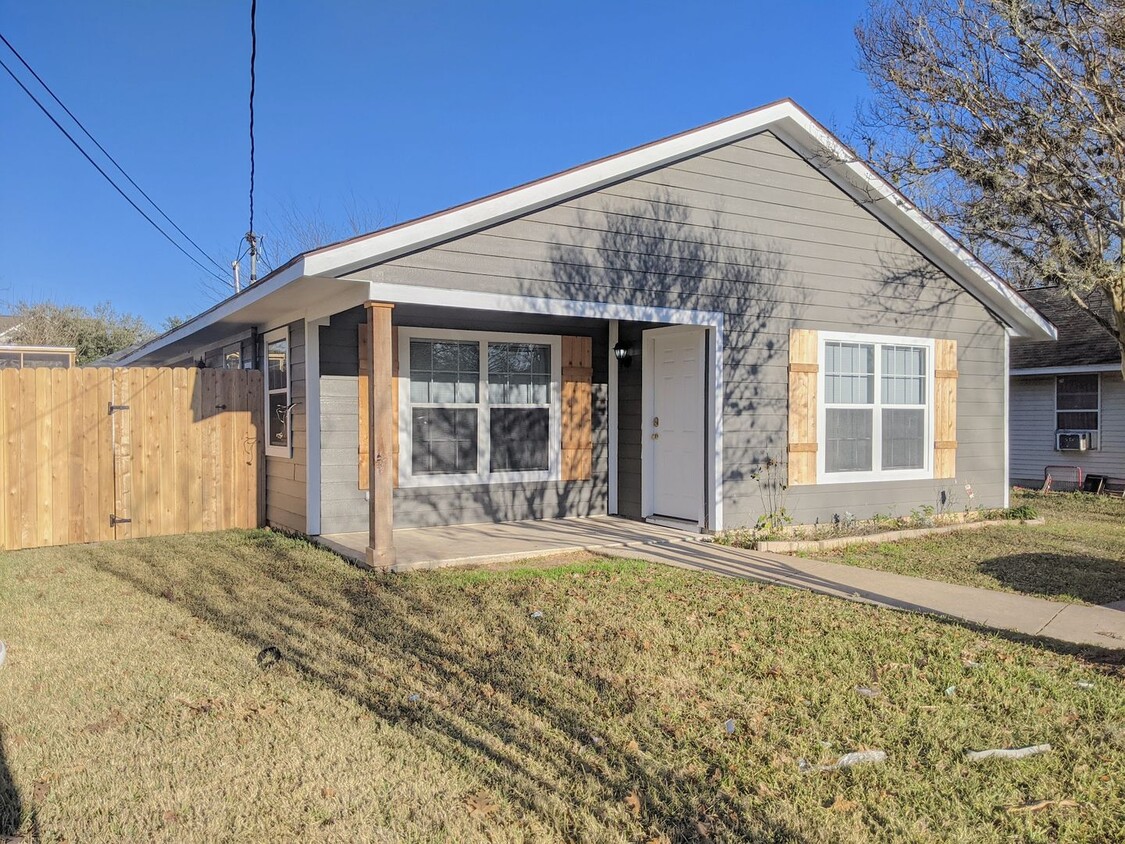 Available for April Move in! - Renovated 3 Bed 1.5 Bath House Biking Distance to Campus! - Available for April Move in! - Renovated 3 Bed 1.5 Bath House Biking Distance to Campus!