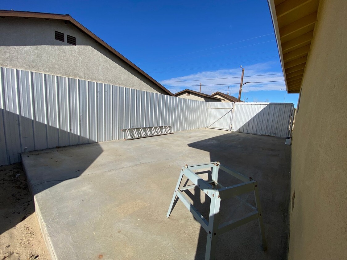 Building Photo - Rosamond remodeled 3 bedroom + bonus room