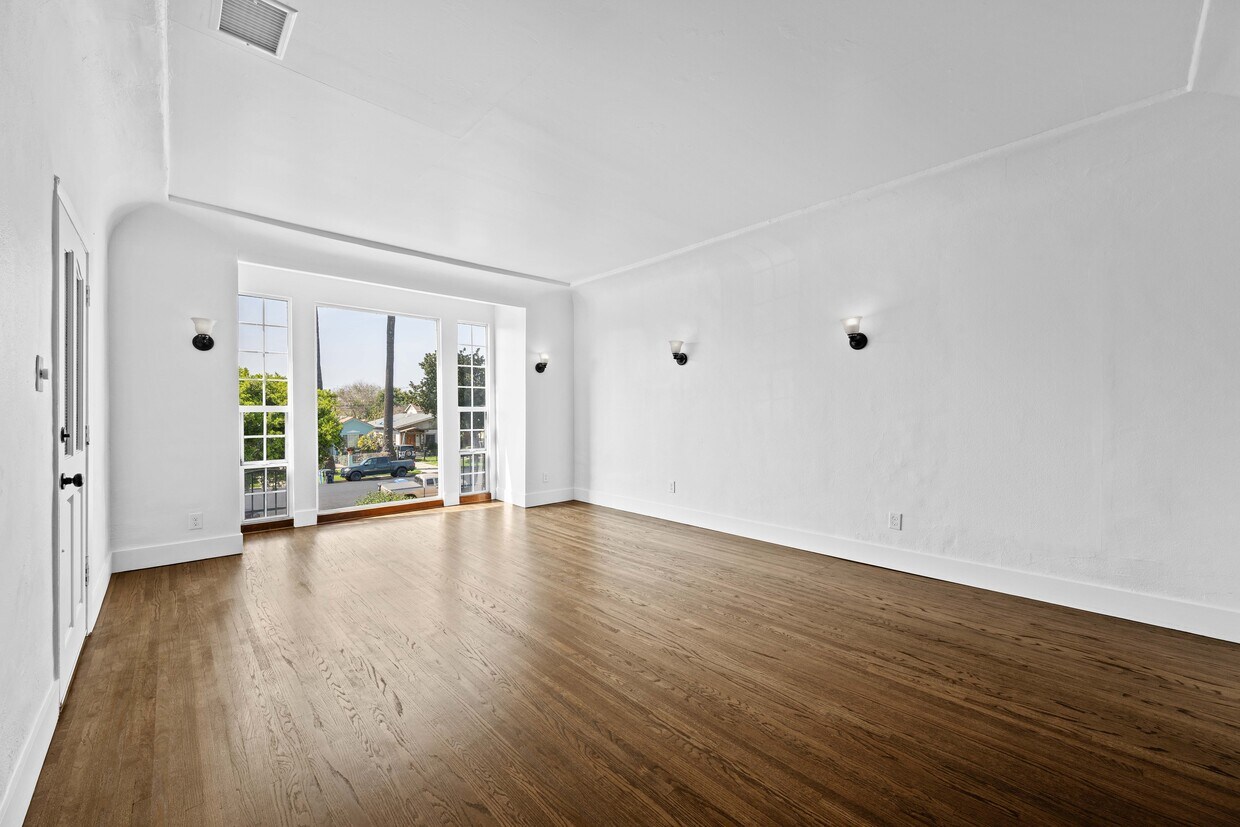Primary Photo - 2314 S Dunsmuir Ave