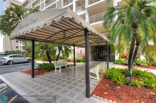 Building Photo - 2661 S Course Dr