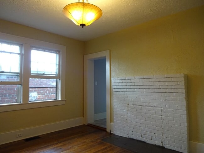 Building Photo - 12 E Chestnut St