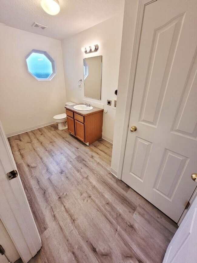 Foto del edificio - Beautiful 3 bed 1.5 bath Townhome with gar...