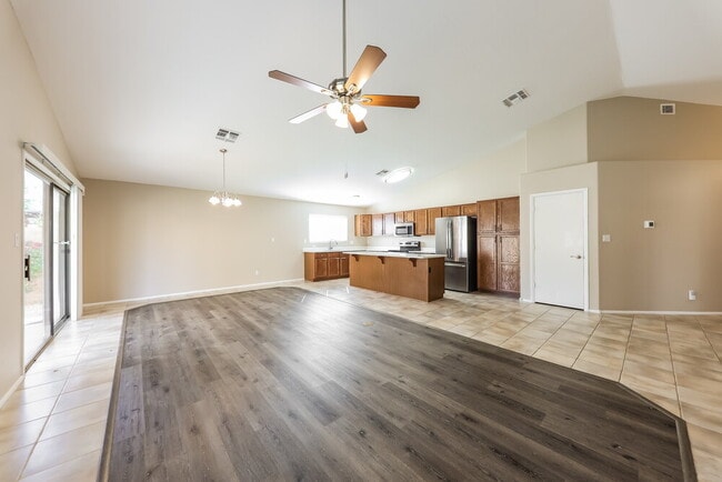 Foto del edificio - 8748 W Salter Dr