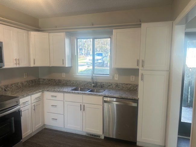 Building Photo - 4720 Walden Pond Dr