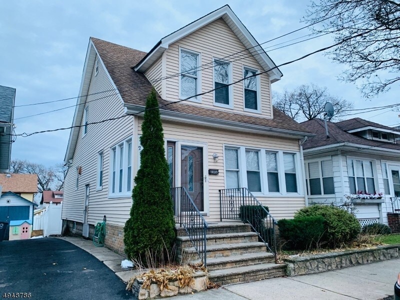 Primary Photo - 26 Bell St