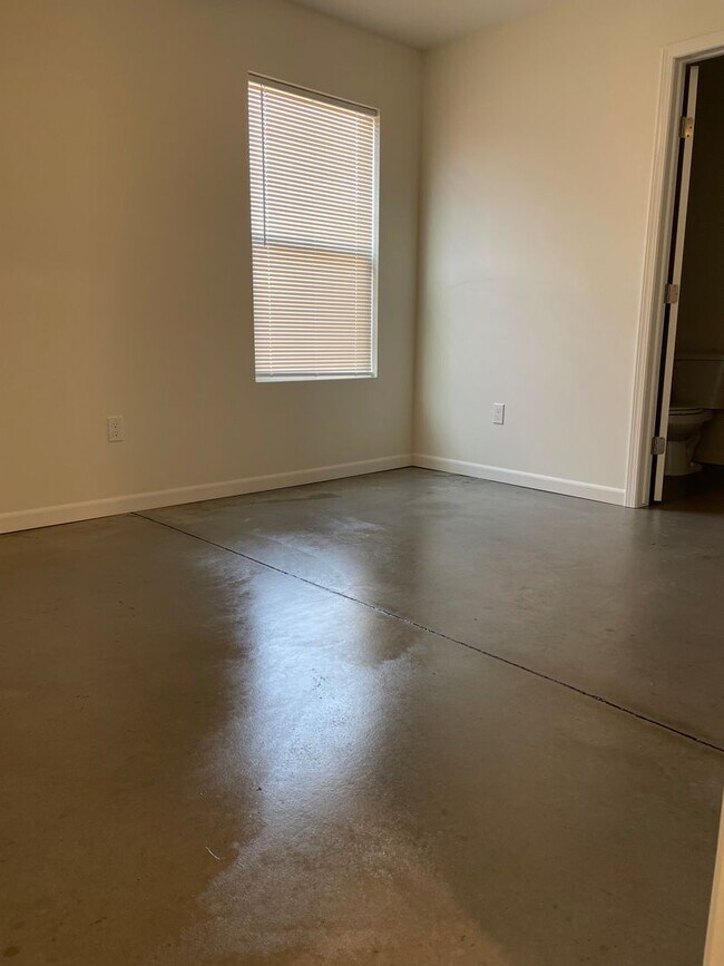 Foto del edificio - Updated  DUPLEX with Garage