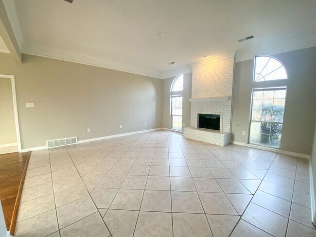 Foto del edificio - 4 bedroom, 3 bath with a Bonus room near Riverdale and Stateline