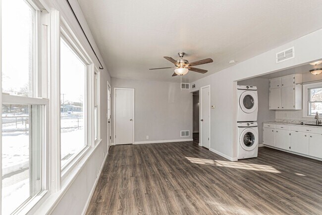 Foto del edificio - Please View 3D Virtual Walk-Through Before Scheduling a Showing