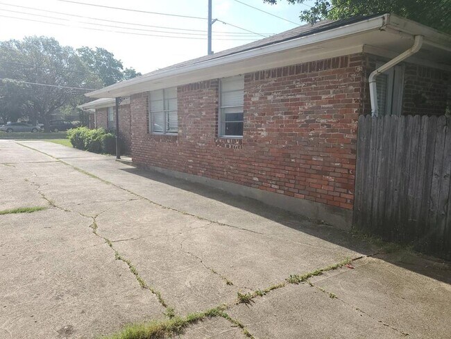Building Photo - 1009 Custer Rd