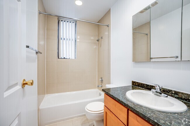 1BR, 1BA - 632SF - Baño - Sheridan Plaza - 4607 N Sheridan Rd