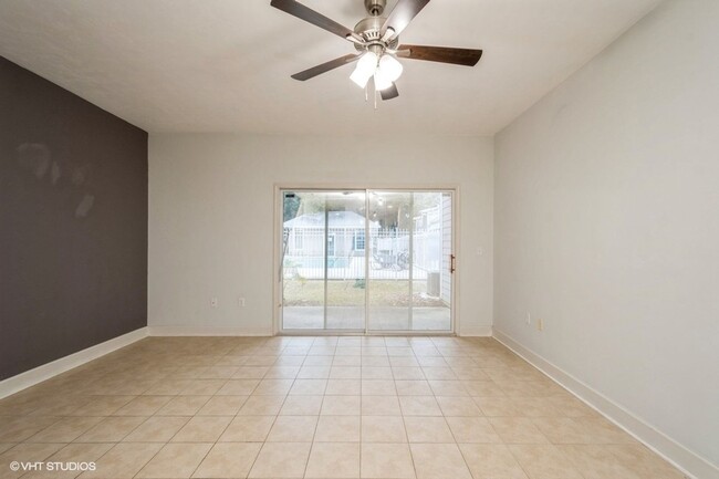 Foto del edificio - Hidden Gem in Garland Condominium Community