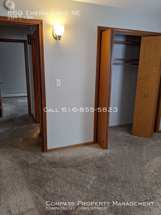 Foto del edificio - 869 Emerald Ave NE