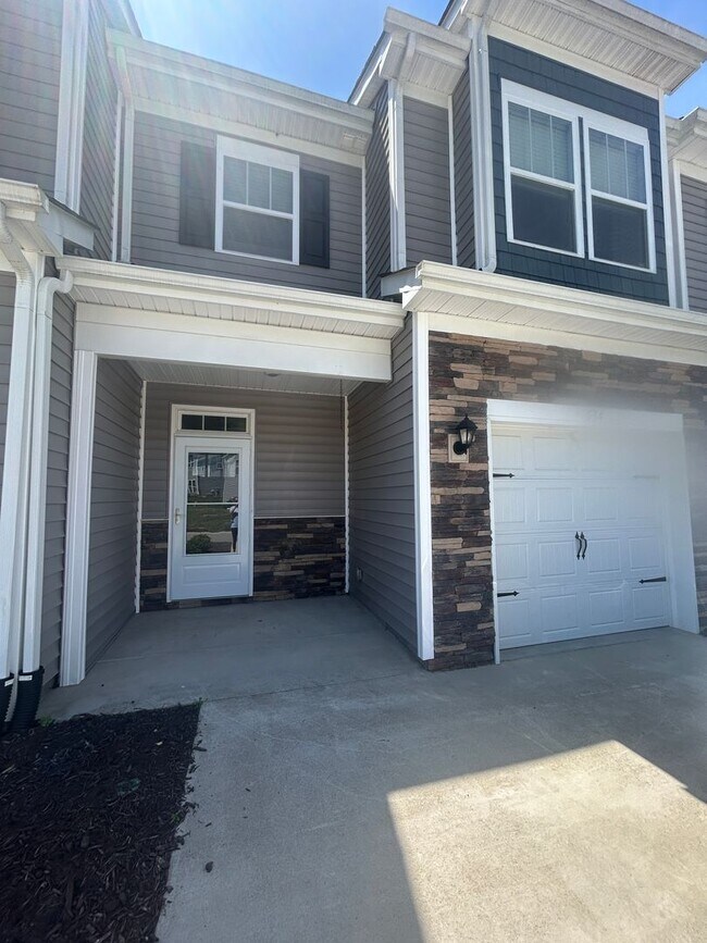 Foto del edificio - Modern Fountain Park Townhome with Open Floor Plan & 9’ Ceilings