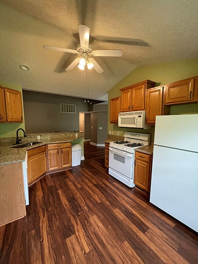 Building Photo - Multi Family House 3 Bedroom and 2 Bath