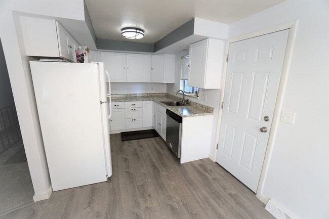 Building Photo - Charming 3 Bedroom House in East Denver