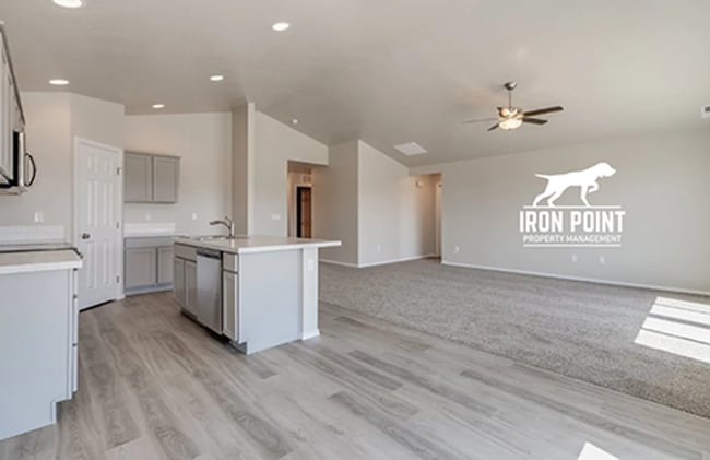 Building Photo - 1449 W Crooked River Dr