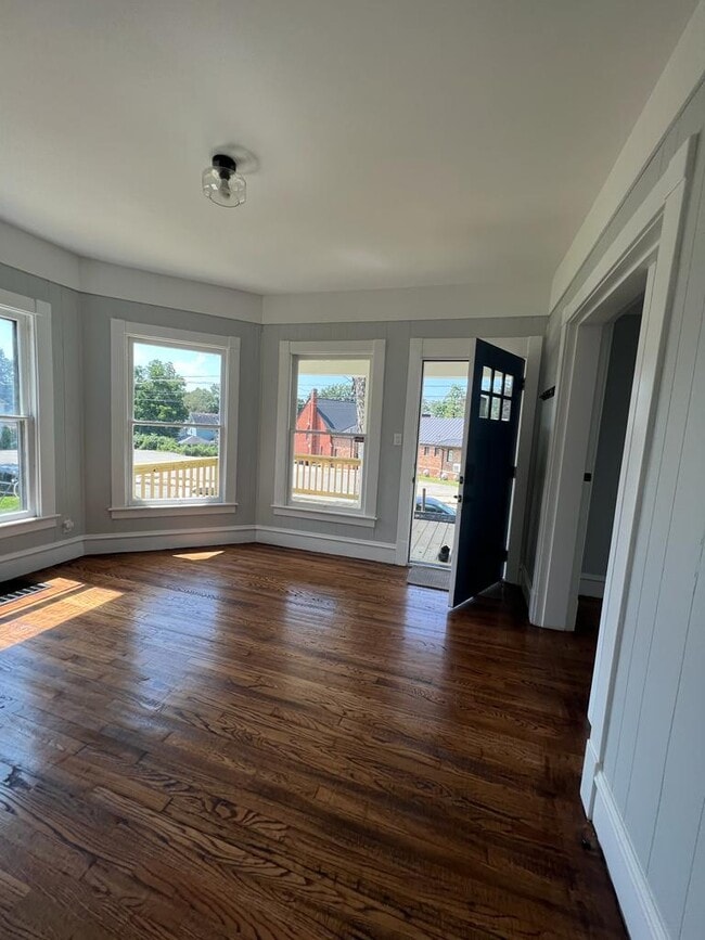 Building Photo - 713 Baldwin St