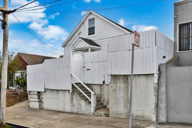 Foto del edificio - Three Bedroom House in Visitacion Valley