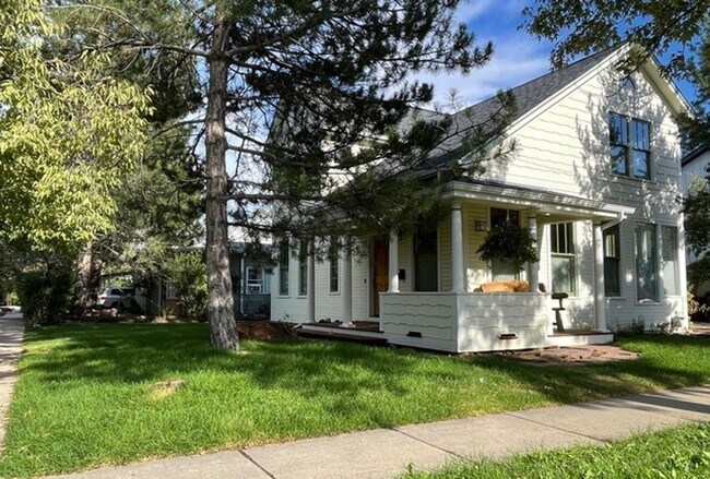 Building Photo - Spring Semester Furnished House!