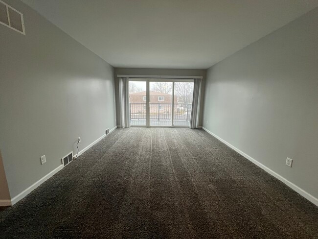 2RB, 1BA - 881SF - Living Room With Balcony - Fountainview East Apartments