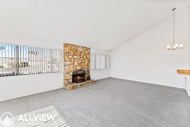 Building Photo - 503 Avenida Victoria