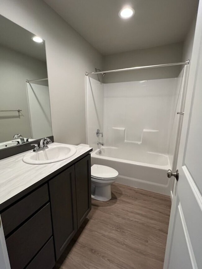 Foto del edificio - 3 bed/2 bath rambler style home! Attached garage, fenced back yard & A/C!