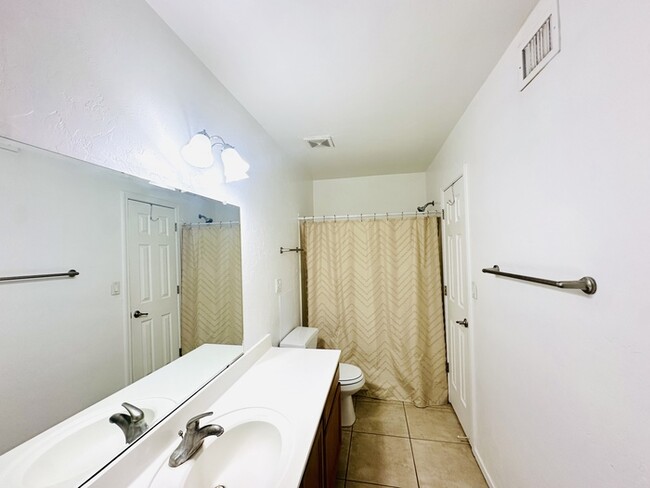 Building Photo - Spacious 2 Bedroom + 2 Bathroom Townhome w...