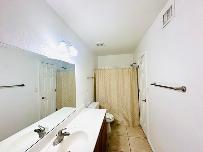 Foto del edificio - Spacious 2 Bedroom + 2 Bathroom Townhome w...