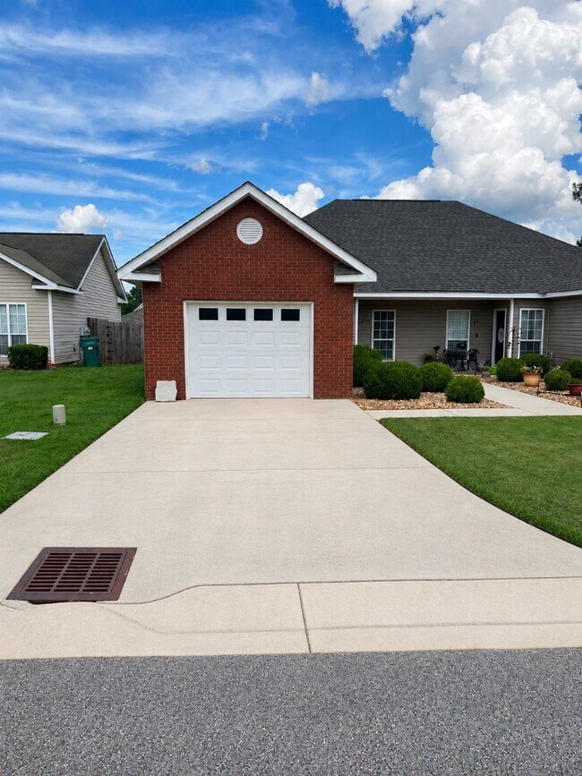 Foto del edificio - 239 Pine Meadows Cir