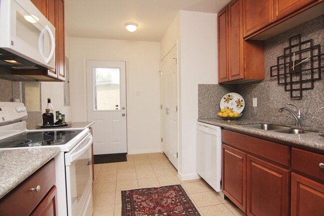 Building Photo - 6832 Bellgreen Dr