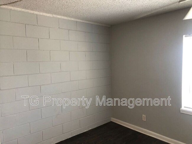 Foto del edificio - 402 Lower 8th Ave S