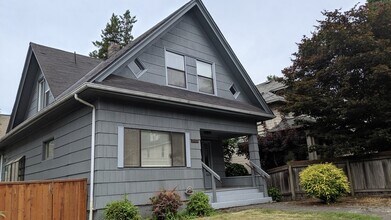 Building Photo - 3659 Interlake Ave N