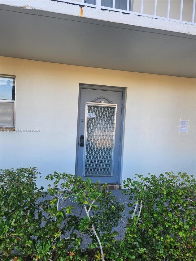 Foto principal - 8450 Sunrise Lakes Blvd