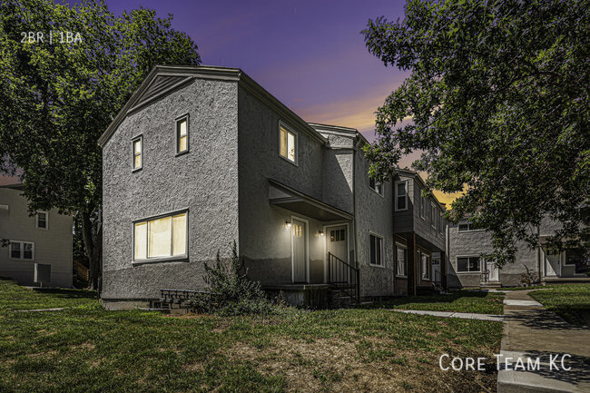 Foto principal - Renovated 2 Bed + Den Townhome in South Plaza