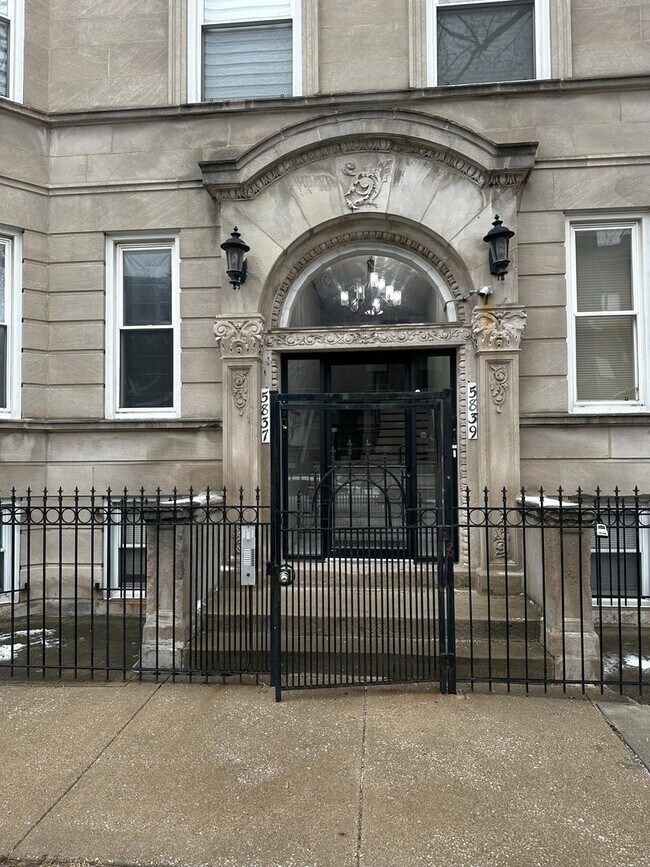Foto del edificio - 5837 S Calumet Ave