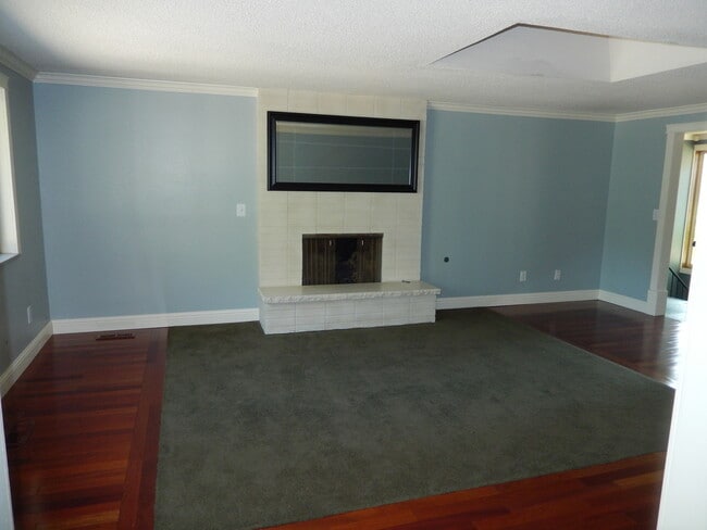 Building Photo - Spacious Daylight Rambler in Desirable Fir...