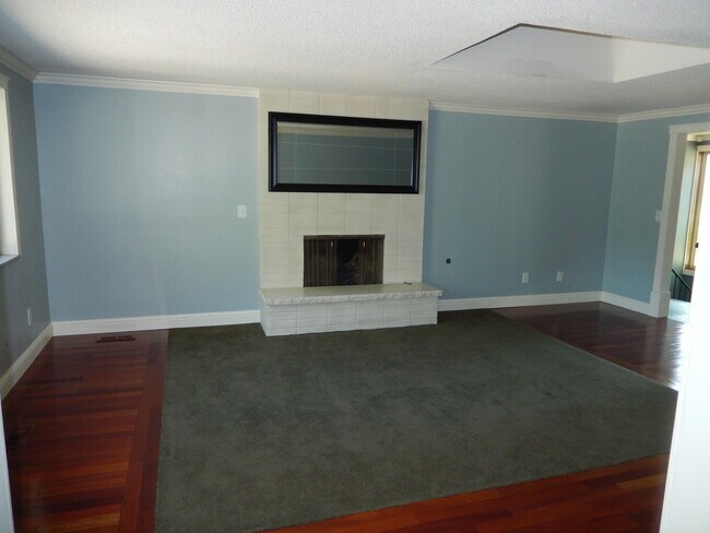 Foto del edificio - Spacious Daylight Rambler in Desirable Fir...