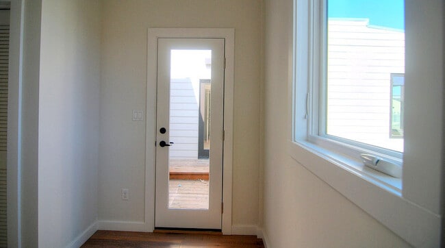 Building Photo - Modern top floor 2 Bedroom plus office wit...