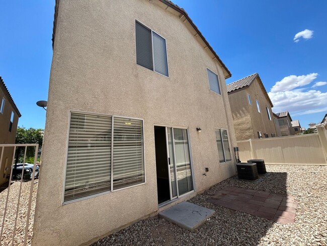 Building Photo - 3 BED, 2 1/2 BATH, 2 CAR GARAGE 2 STORY HO...