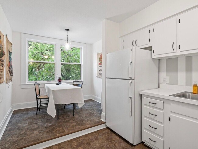 Building Photo - 2 Bedroom Condo in Minneapolis with detach...