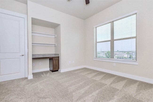Foto del edificio - 7600 S Mason Rd