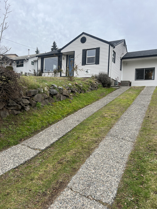 Photo - 558 Windsor Pl NE House