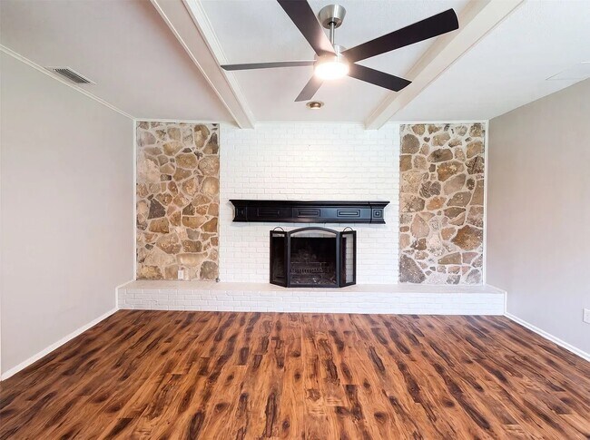 Foto del edificio - 1619 Woodcrest Ln